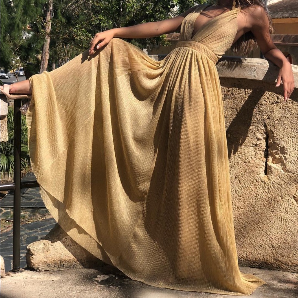 Golden Gown 👑 💐 🍾
